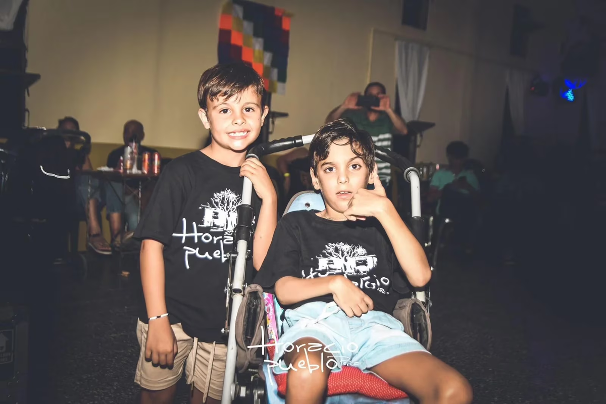 Felipe y Santiago son amigos que se juntan a cantar folclore todas las semanas.