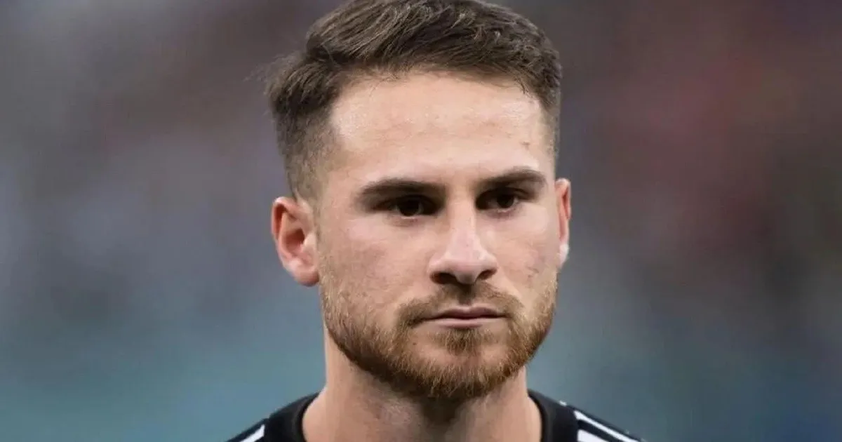 El volante argentino habría terminado en medio de un triángulo amoroso y decidió dejar a su novia que tenía desde los quince años.