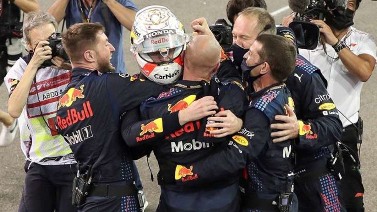 El neerlandés Max Verstappen (Red Bull) se consagró este domingo como nuevo campeón de la Fórmula 1 y terminó con el reinado de Lewis Hamilton (Mercedes).