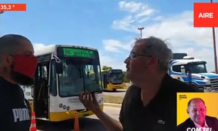 Guillermo Edsberg y otro vecino discuten en el corte de la ruta nacional 168 Guillermo Edsberg y otro vecino discuten en el corte de la ruta nacional 168