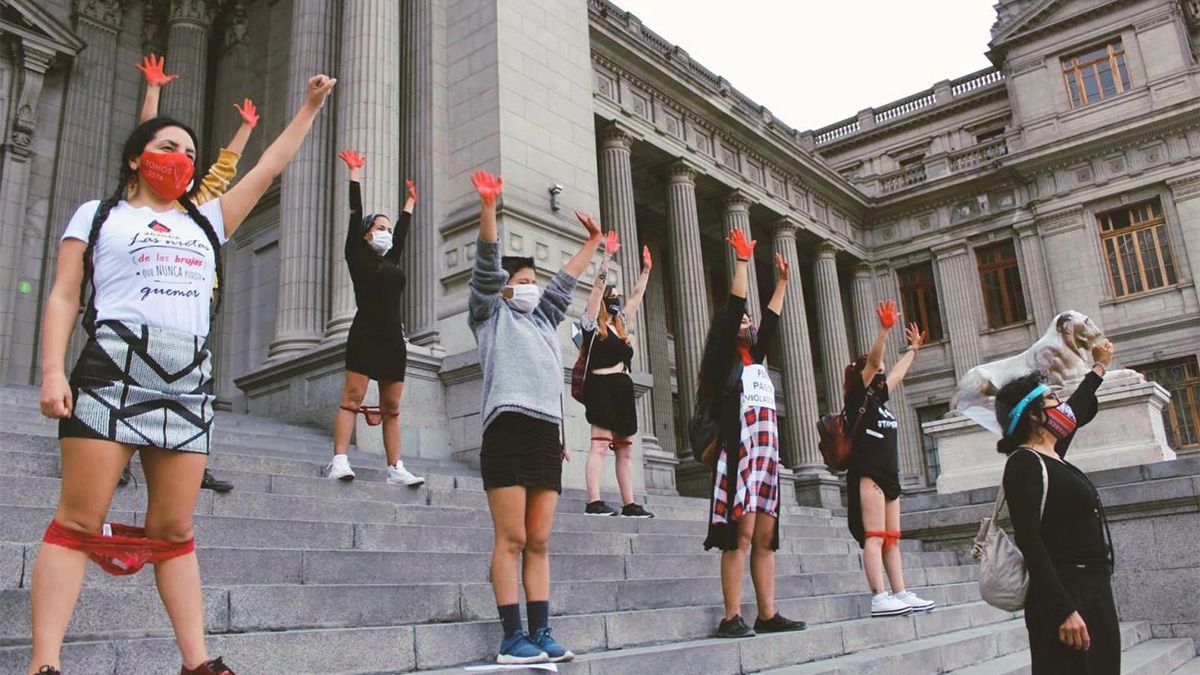 Una protesta de mujeres en el Paseo de los Héroes Navales