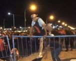 Hinchas de la Selección Argentina saltearon la seguridad para conseguir una entrada para el partido frente a Brasil, por las Eliminatorias Sudamericanas. Hinchas de la Selección Argentina saltearon la seguridad para conseguir una entrada para el partido frente a Brasil, por las Eliminatorias Sudamericanas.