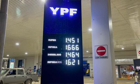 YPF anunció que los combustibles subirán 1% desde este jueves, y ratificó que sostendrá los precios por otros 45 días. YPF anunció que los combustibles subirán 1% desde este jueves, y ratificó que sostendrá los precios por otros 45 días.