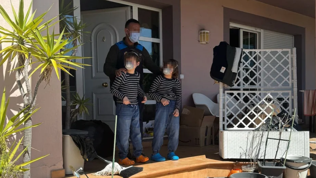 Detuvieron a padres que sometían a sus hijos de 8 y 10 años a vivir con barbijos, pañales y aislados Detuvieron a padres que sometían a sus hijos de 8 y 10 años a vivir con barbijos, pañales y aislados