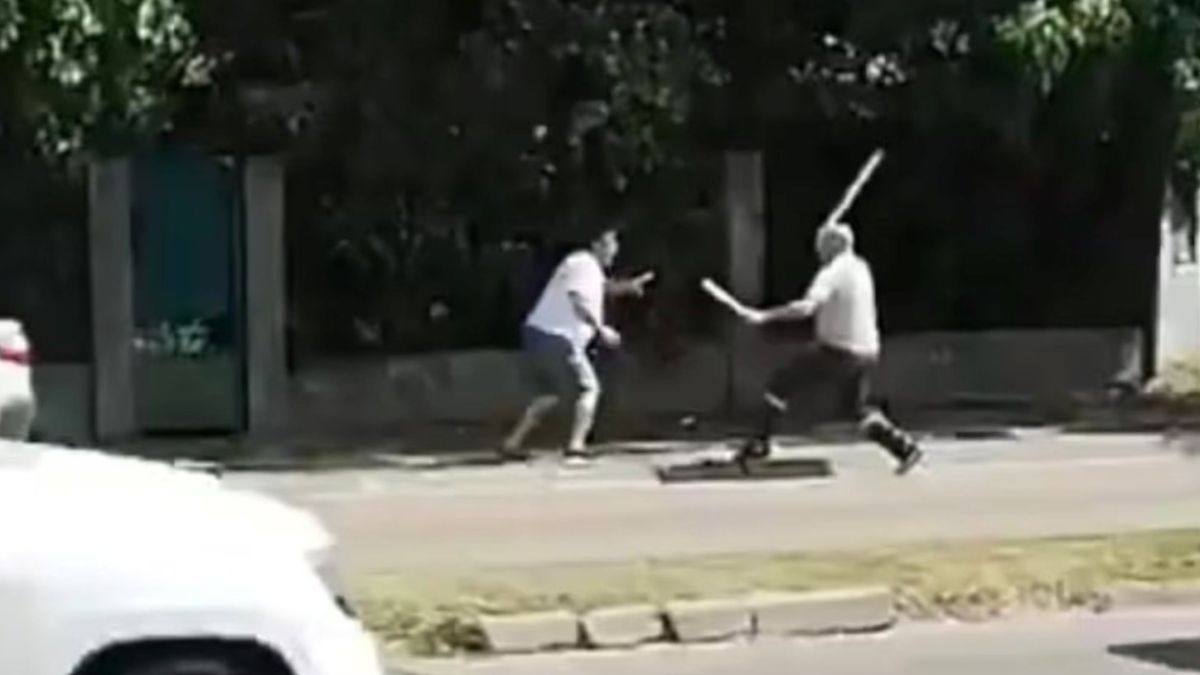 Video: un carnicero fue detenido en La Plata por acuchillar a un hombre durante una discusión de tránsito