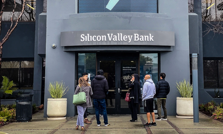 La Junta de Gobernadores de la Reserva Federal anunció que pondrá a disposición fondos adicionales para garantizar el pago de los ahorristas del Silicon Valley. La Junta de Gobernadores de la Reserva Federal anunció que pondrá a disposición fondos adicionales para garantizar el pago de los ahorristas del Silicon Valley.