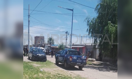 El ladrón se escondió en su casa y fue detenido por la policía. El ladrón se escondió en su casa y fue detenido por la policía.