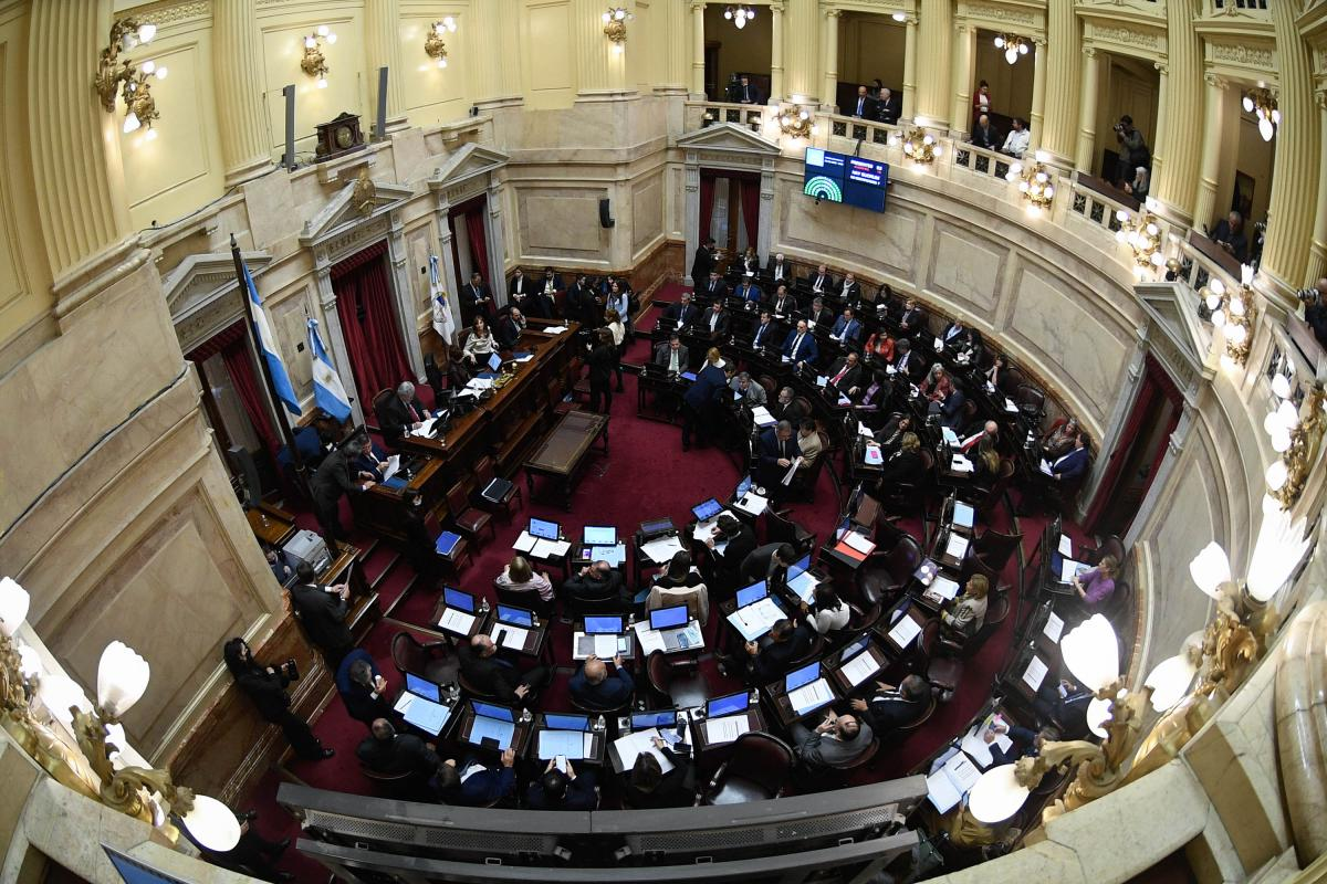 Los senadores pasarán a cobrar de $1.900.000 a $4.500.000 brutos. Los senadores pasarán a cobrar de $1.900.000 a $4.500.000 brutos.