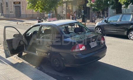 Uno de los chicos le rompió el vidrio del auto con una piedra. Uno de los chicos le rompió el vidrio del auto con una piedra.
