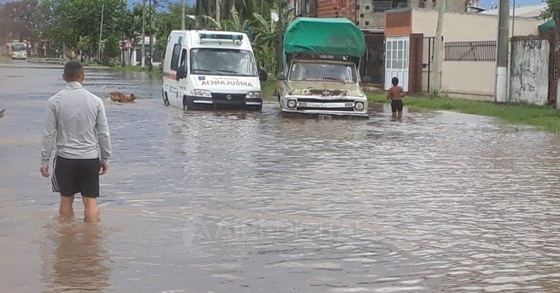 Avenida Peñaloza, totalmente anegada a la altura de barrio UPCN