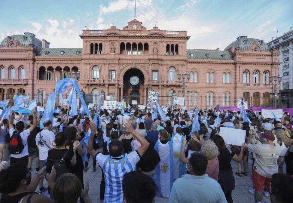 El fiscal de instrucción penal Juan Pedro Zoni y la jueza Yamile Bernán resolvieron que la denuncia por “incitación a la violencia colectiva contra grupos de personas o instituciones” pase del fuero ordinario a Comodoro Py 2002. El nuevo juez de la causa será Marcelo Martínez de Giorgi.