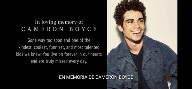 La placa homenaje que aparece al final del film.