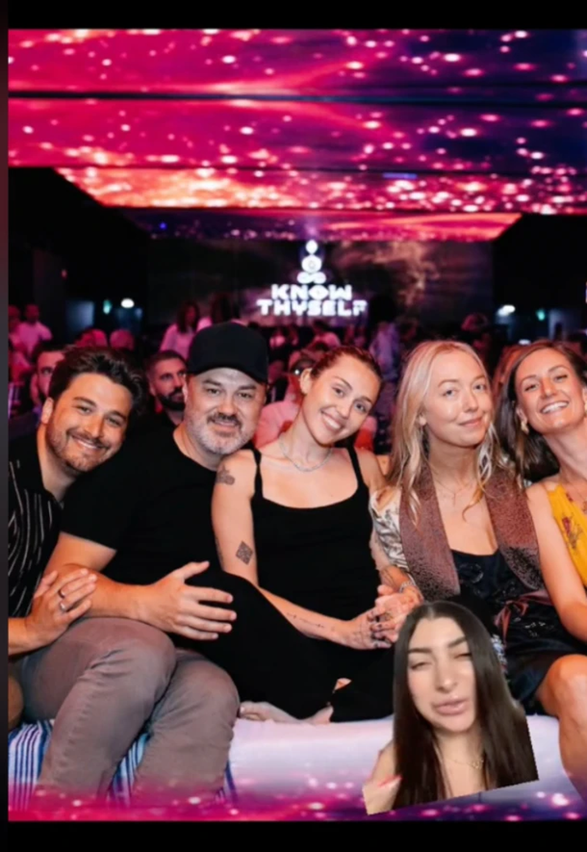 Miley Cyrus fue vista en conferencias de la Modern Mystery School.