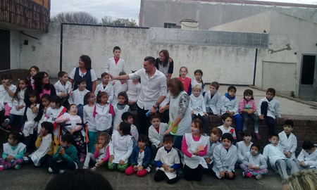 Revolución en una escuela santafesina por la inesperada visita de un campeón del mundo con la Selección Argentina Revolución en una escuela santafesina por la inesperada visita de un campeón del mundo con la Selección Argentina