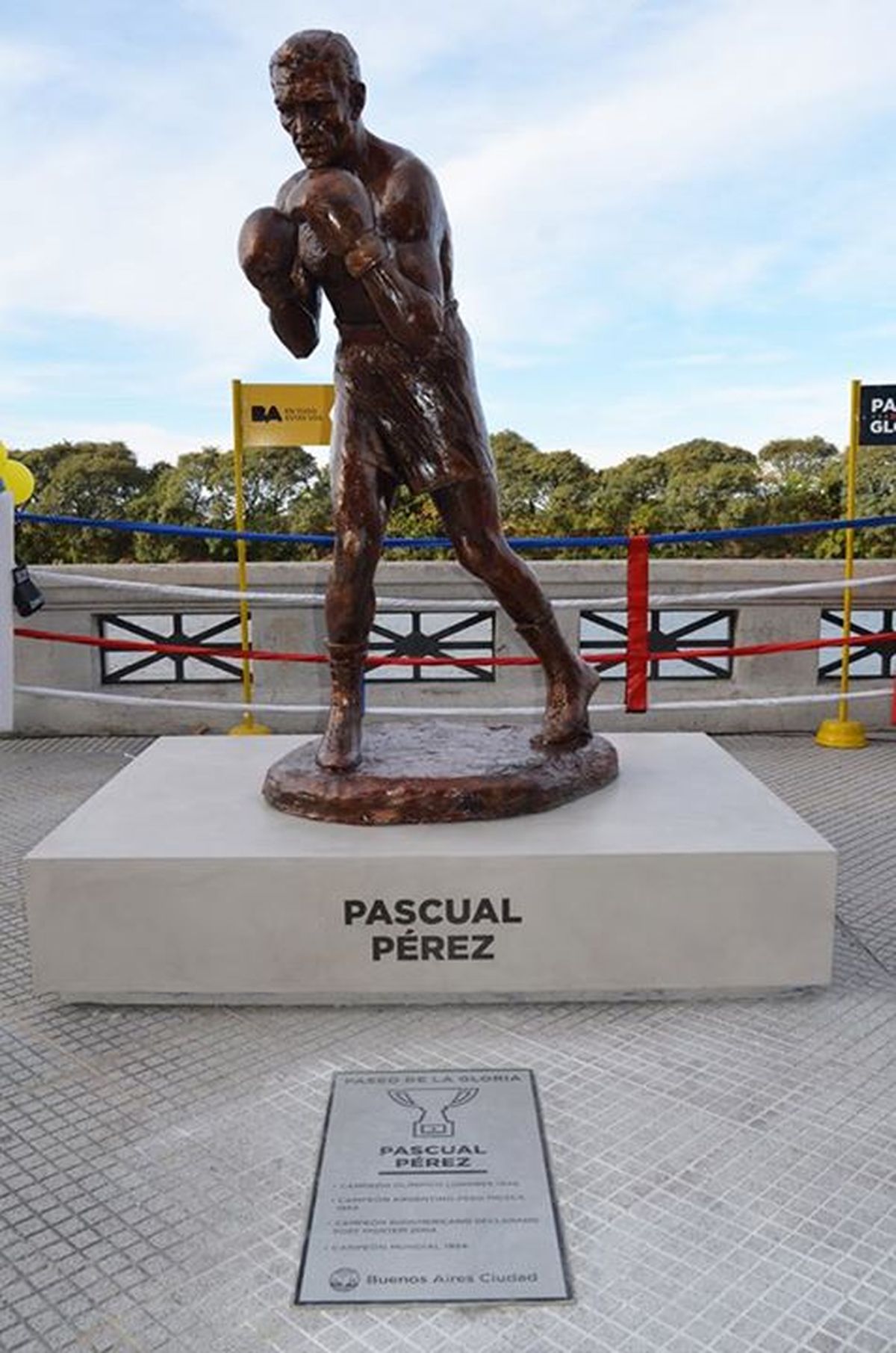 El lunes 22 de junio de 2015, se inauguró la estatua que perpetúa la memoria de Pascualito en el Paseo de la Gloria, en la Costanera Sur de la ciudad de Buenos Aires. Por sus brillantes logros, Pérez recibió múltiples galardones y distinciones, como el Olimpia de Oro en 1955 y, 40 años más tarde, en 1995, ingresó al Hall de la Fama del Boxeo Internacional de Canastota, Nueva York. 