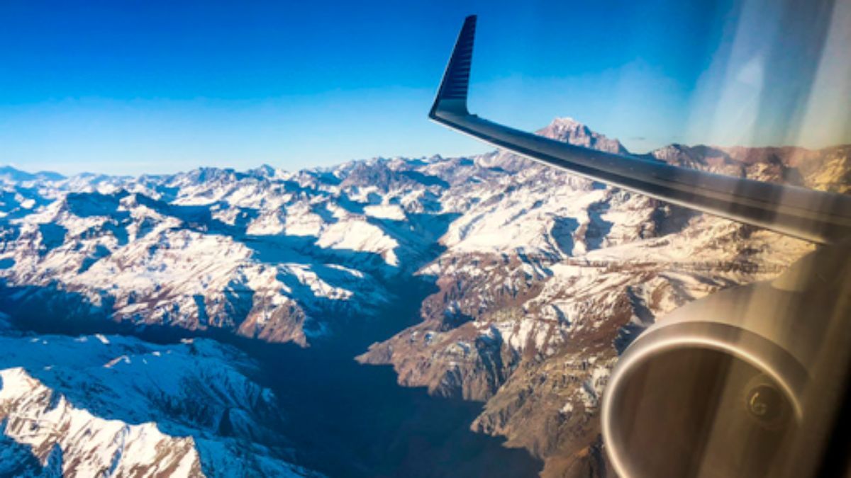 La Cordillera de los Andes genera ondas de montaña, un fenómeno de turbulencia mecánica que ocurre cuando el viento fluye sobre picos elevados a gran velocidad. La Cordillera de los Andes genera ondas de montaña, un fenómeno de turbulencia mecánica que ocurre cuando el viento fluye sobre picos elevados a gran velocidad.