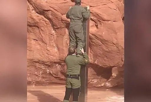 Los agentes calculan que el monolito podría tener entre tres y cuatro metros de altura.