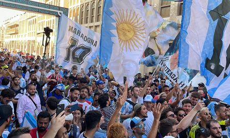 Locura en el banderazo argentino en Doha: cientos de hinchas apoyaron a la Selección a horas de su debut. Locura en el banderazo argentino en Doha: cientos de hinchas apoyaron a la Selección a horas de su debut.