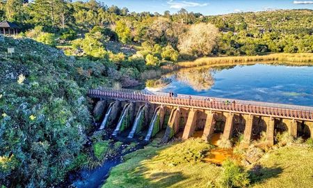 Los arroyos que atraviesan la villa forman piletas naturales y pequeñas caídas de agua que mantienen su pureza gracias a las estrictas normas de conservación del municipio. Los arroyos que atraviesan la villa forman piletas naturales y pequeñas caídas de agua que mantienen su pureza gracias a las estrictas normas de conservación del municipio.