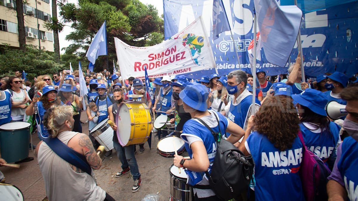 Los docentes marcharon este miércoles al Ministerio de Educación en la ciudad de Santa Fe. 