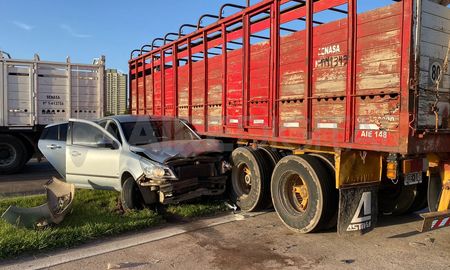 Las primeras hipótesis del accidente, marcan que se pudo haber producido porque al camión se le cortó el sistema de freno. Las primeras hipótesis del accidente, marcan que se pudo haber producido porque al camión se le cortó el sistema de freno.