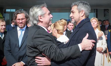 Bienvenidos al Paraguay, presidente Alberto Fernández y señora esposa Fabiola Yáñez. Este encuentro bilateral muestra una vez más la voluntad de nuestros pueblos de crecer juntos para un futuro mejor, tuiteó el mandatario paraguayo Mario Abdo Benítez. Bienvenidos al Paraguay, presidente Alberto Fernández y señora esposa Fabiola Yáñez. Este encuentro bilateral muestra una vez más la voluntad de nuestros pueblos de crecer juntos para un futuro mejor, tuiteó el mandatario paraguayo Mario Abdo Benítez.