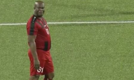 Ronnie Brunswijk, vicepresidente de Surinam, jugó contra el Olimpia de Honduras, equipo de Pedro Troglio. Ronnie Brunswijk, vicepresidente de Surinam, jugó contra el Olimpia de Honduras, equipo de Pedro Troglio.