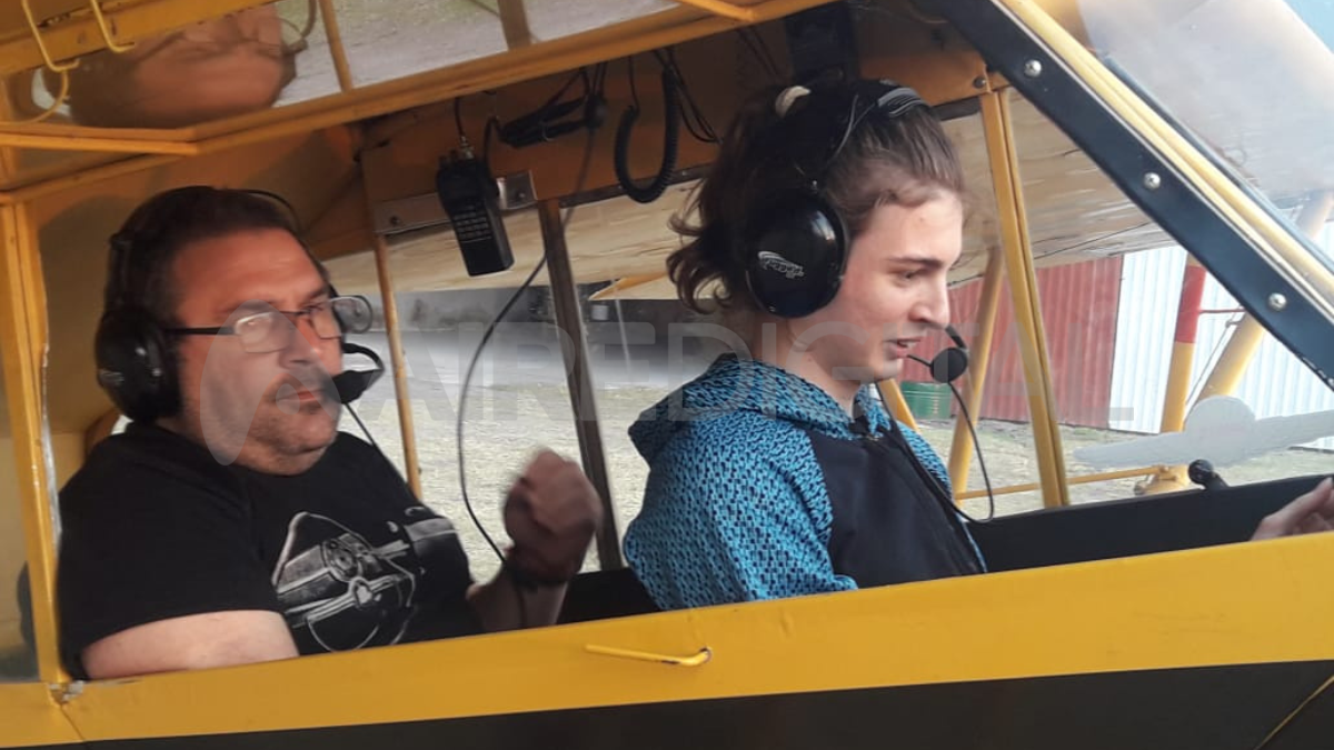 Julieta en su vuelo de bautismo en el aeroclub de Tostado.