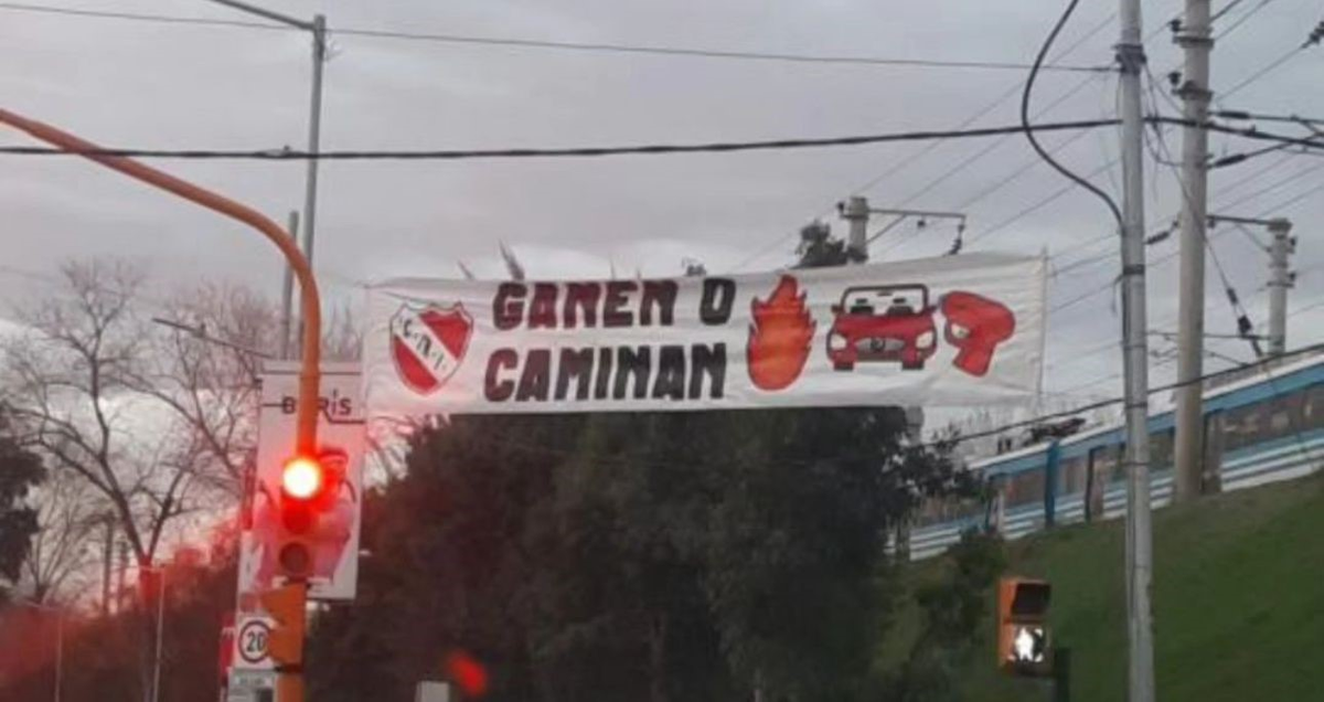 Los pasacalles que aparecieron en Independiente.