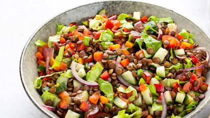 Ensalada de lentejas rápida y saludable: la receta económica para resolver tu almuerzo en 5 minutos