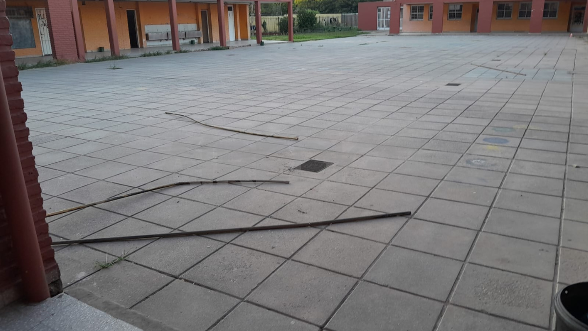 La guardia policial que trabaja de 22 a 7 de la mañana encontró parte de los cables en el piso, algunos tirados en la cuneta y caños en el patio. La guardia policial que trabaja de 22 a 7 de la mañana encontró parte de los cables en el piso, algunos tirados en la cuneta y caños en el patio.