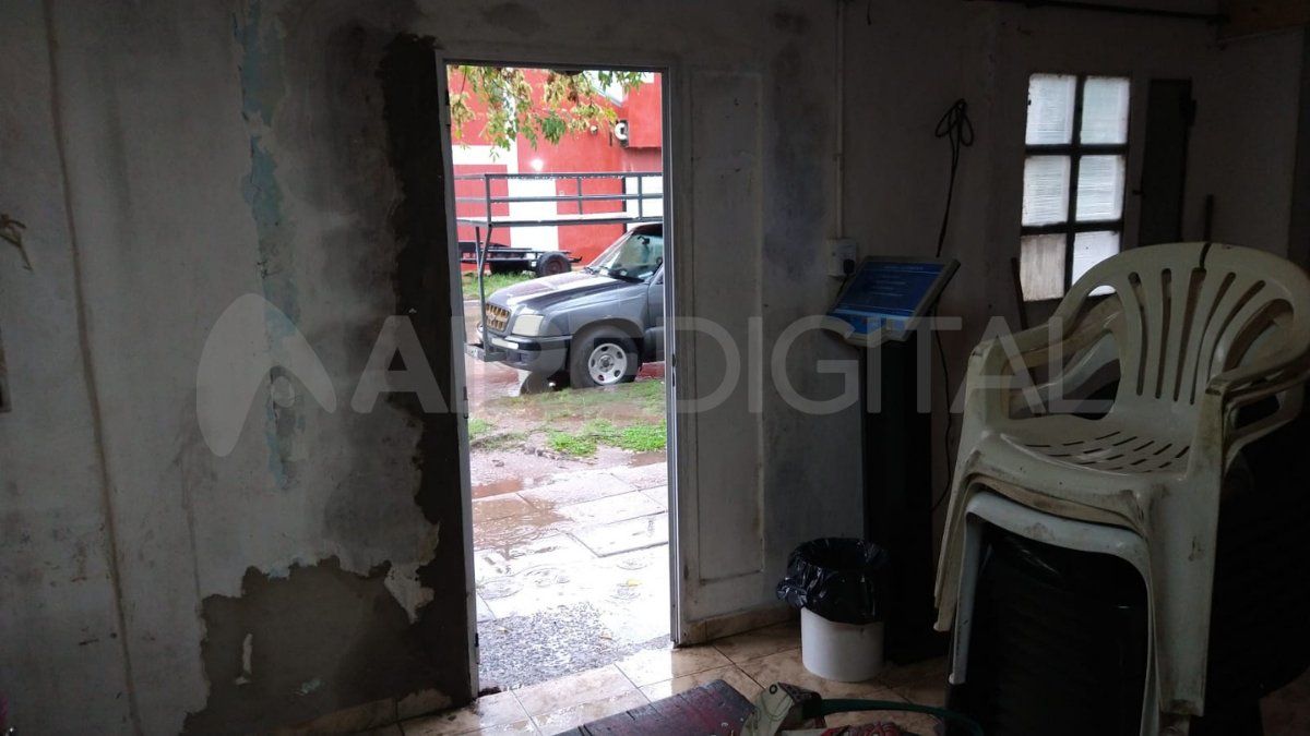 El robo incluyó la puerta de aluminio de la entrada de la vecinal.