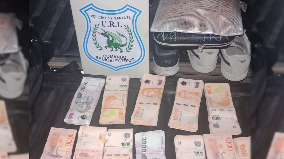El dinero que sustrajeron los ladrones del departamento de barrio Candioti. El dinero que sustrajeron los ladrones del departamento de barrio Candioti.