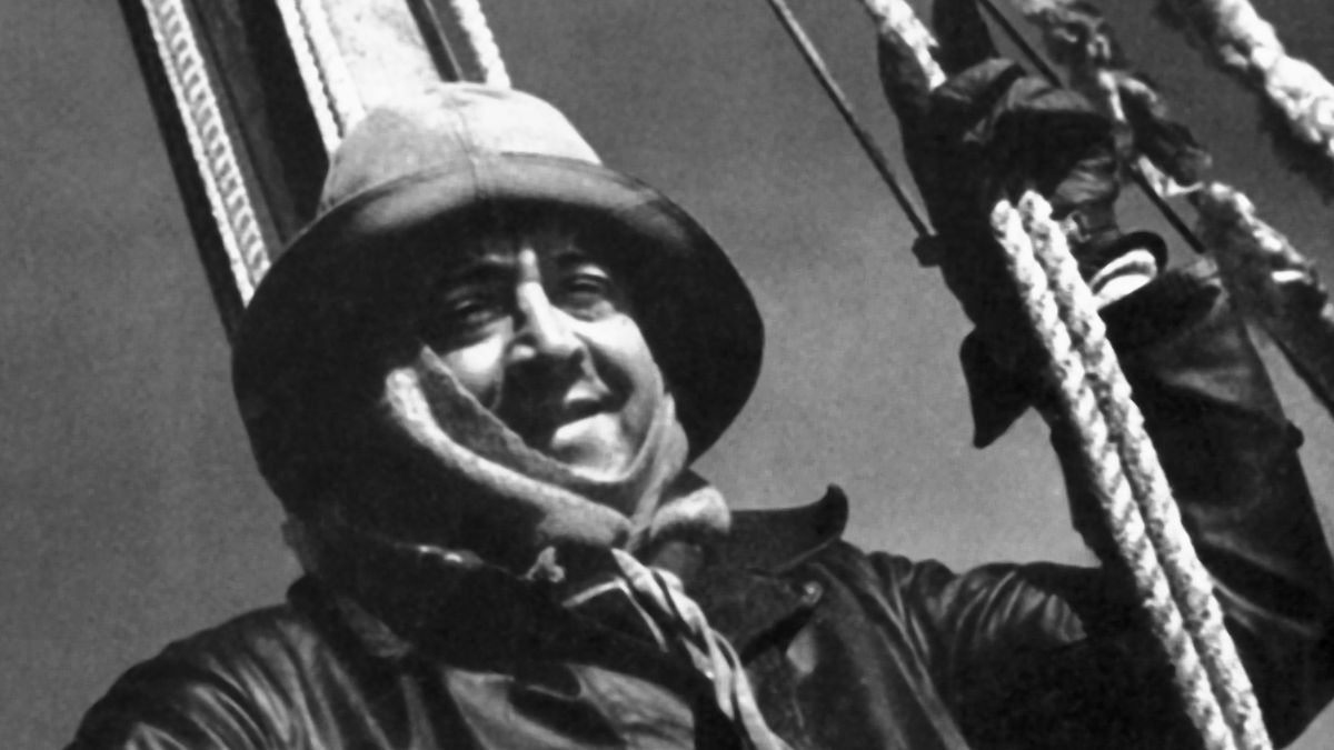 Vito Dumas encarnó el arquetipo de habilidad, coraje, tenacidad y, además, fue el más acabado ejemplo de cómo, merced a una voluntad inquebrantable, pudo vencer las contingencias de la naturaleza. Aunque se lo dio por muerto o desaparecido infinidad de veces, siempre superó todo desafío que emprendió. Vito Dumas encarnó el arquetipo de habilidad, coraje, tenacidad y, además, fue el más acabado ejemplo de cómo, merced a una voluntad inquebrantable, pudo vencer las contingencias de la naturaleza. Aunque se lo dio por muerto o desaparecido infinidad de veces, siempre superó todo desafío que emprendió.