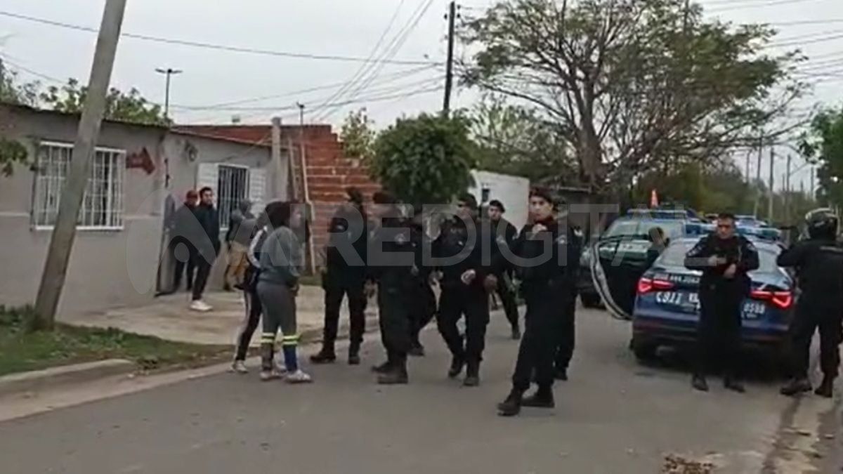 Batalla campal en el barrio Coronel Dorrego: motochorros perseguidos, policías apedreados y el choque de un patrullero