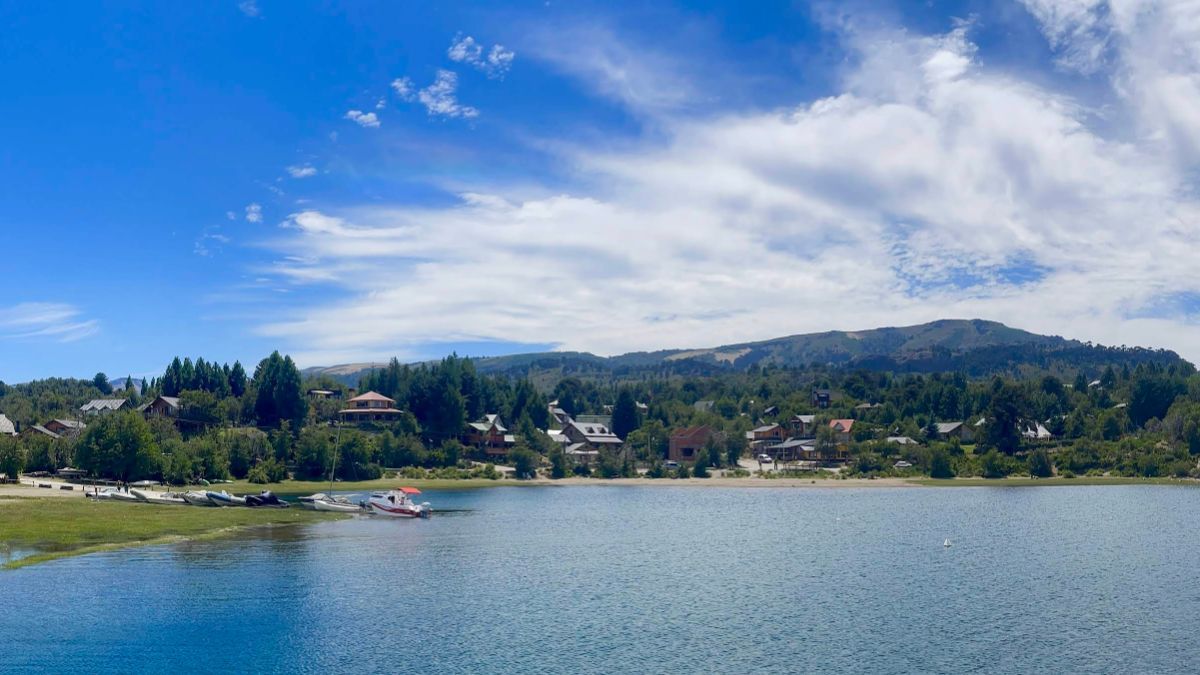 El lago Aluminé se consolida como uno de los escenarios preferidos para deportes acuáticos y travesías en verano. El lago Aluminé se consolida como uno de los escenarios preferidos para deportes acuáticos y travesías en verano.