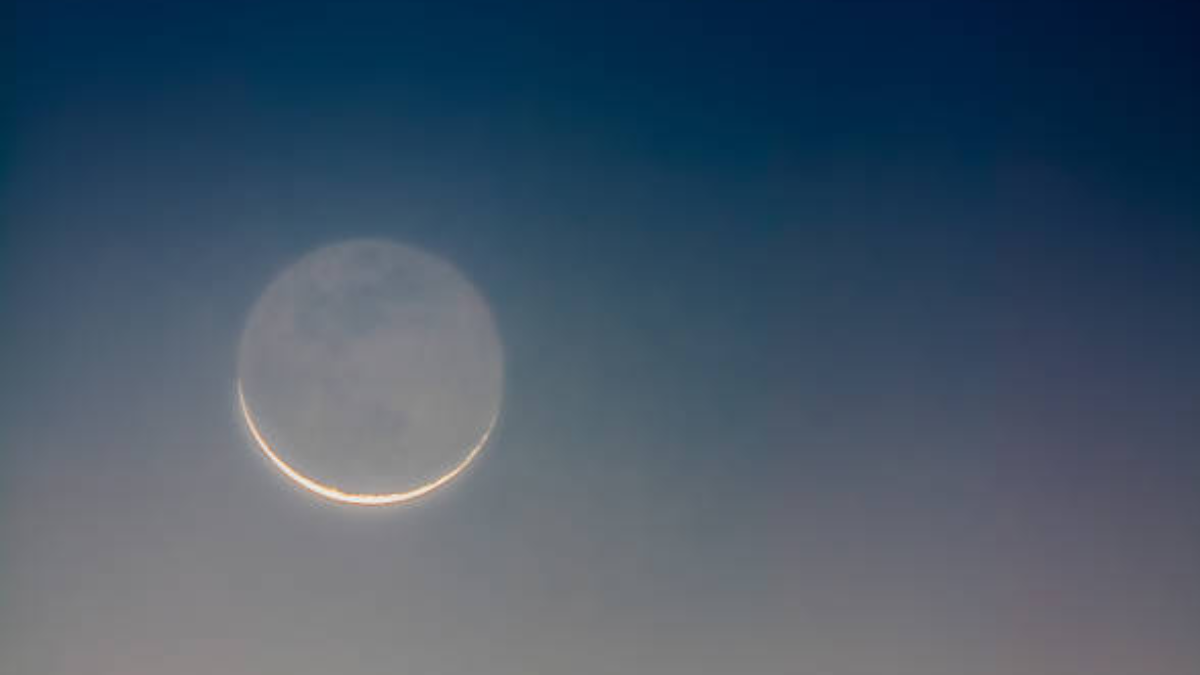 La luna nueva del martes invita a soltar lo viejo y sembrar nuevas intenciones. La luna nueva del martes invita a soltar lo viejo y sembrar nuevas intenciones.