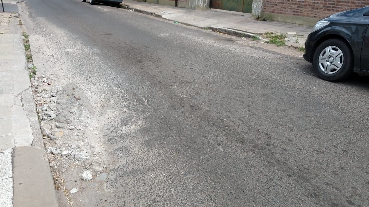 Vecinos denuncian hundimientos de la calzada en Lisandro de la Torre al 3400.
