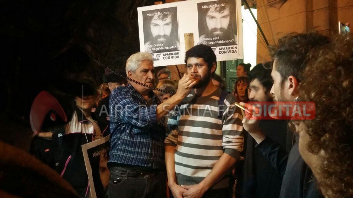 Tres detenidos por realizar pintadas en el Puente Colgante por Santiago Maldonado