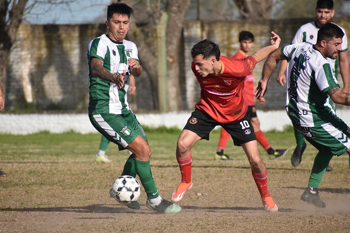San Cristóbal perdió 3 a 2 ante Belgrano de Coronda en un partidazo cambiante y con expulsados. San Cristóbal perdió 3 a 2 ante Belgrano de Coronda en un partidazo cambiante y con expulsados.