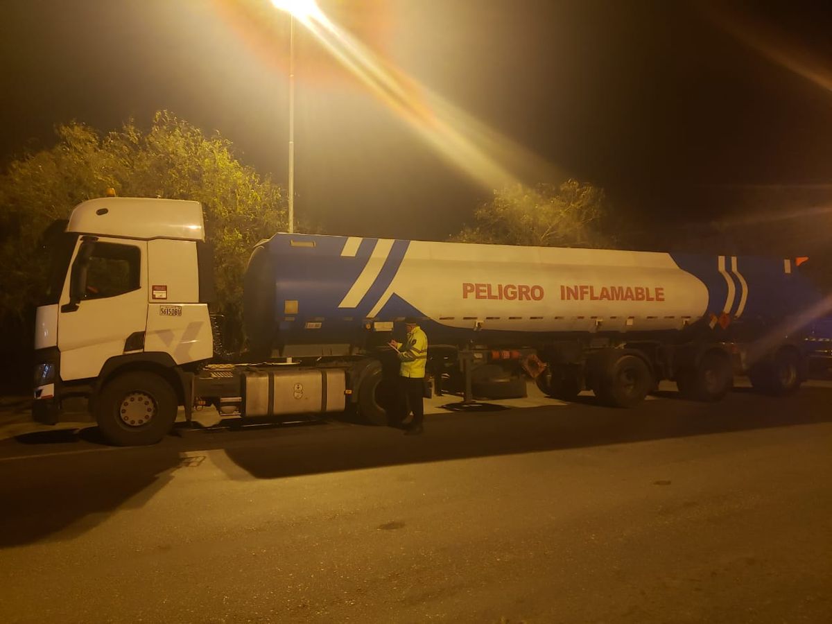 El cami&oacute;n cisterna detenido sobre la ruta 34.