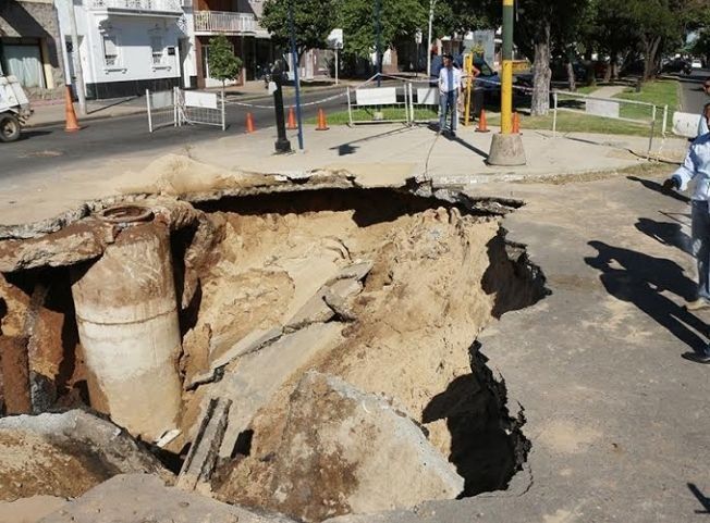 Para la reparación del socavón que devoró gran parte de la calzada de Bulevar y Urquiza en el 2015, se utilizarán equipos de última tecnología.