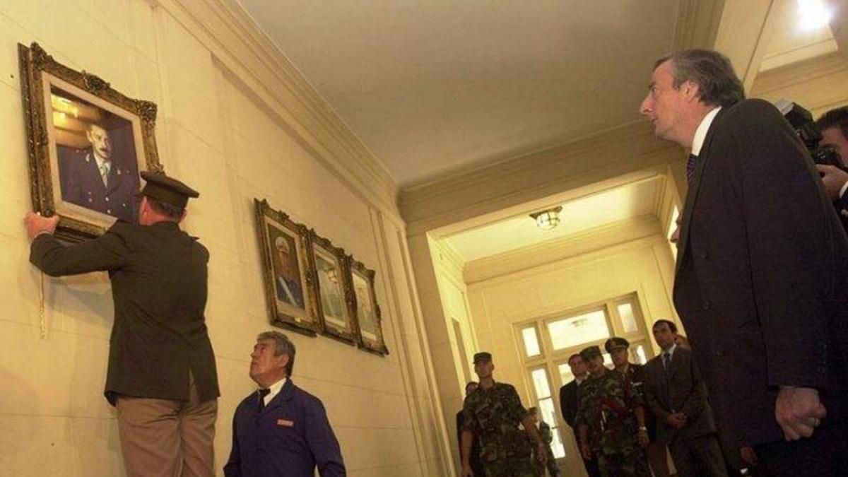 El presidente Néstor Kirchner ordena bajar el cuadro del dictador Videla del Colegio Militar de la Nación en marzo de 2004. Foto de Bugge. El presidente Néstor Kirchner ordena bajar el cuadro del dictador Videla del Colegio Militar de la Nación en marzo de 2004. Foto de Bugge.