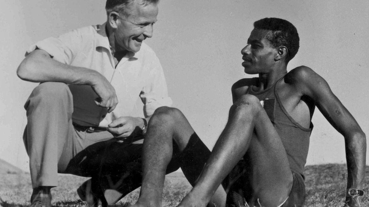 El finés-sueco Onni Herman Niskanen estaba contratado por el gobierno etíope, y era el entrenador de la Guardia Imperial. Él fue quien descubrió a Bikila, comenzó a prepararlo para que corriera maratones, y lo inscribió en el de los Juegos de Roma 1960. El finés-sueco Onni Herman Niskanen estaba contratado por el gobierno etíope, y era el entrenador de la Guardia Imperial. Él fue quien descubrió a Bikila, comenzó a prepararlo para que corriera maratones, y lo inscribió en el de los Juegos de Roma 1960.