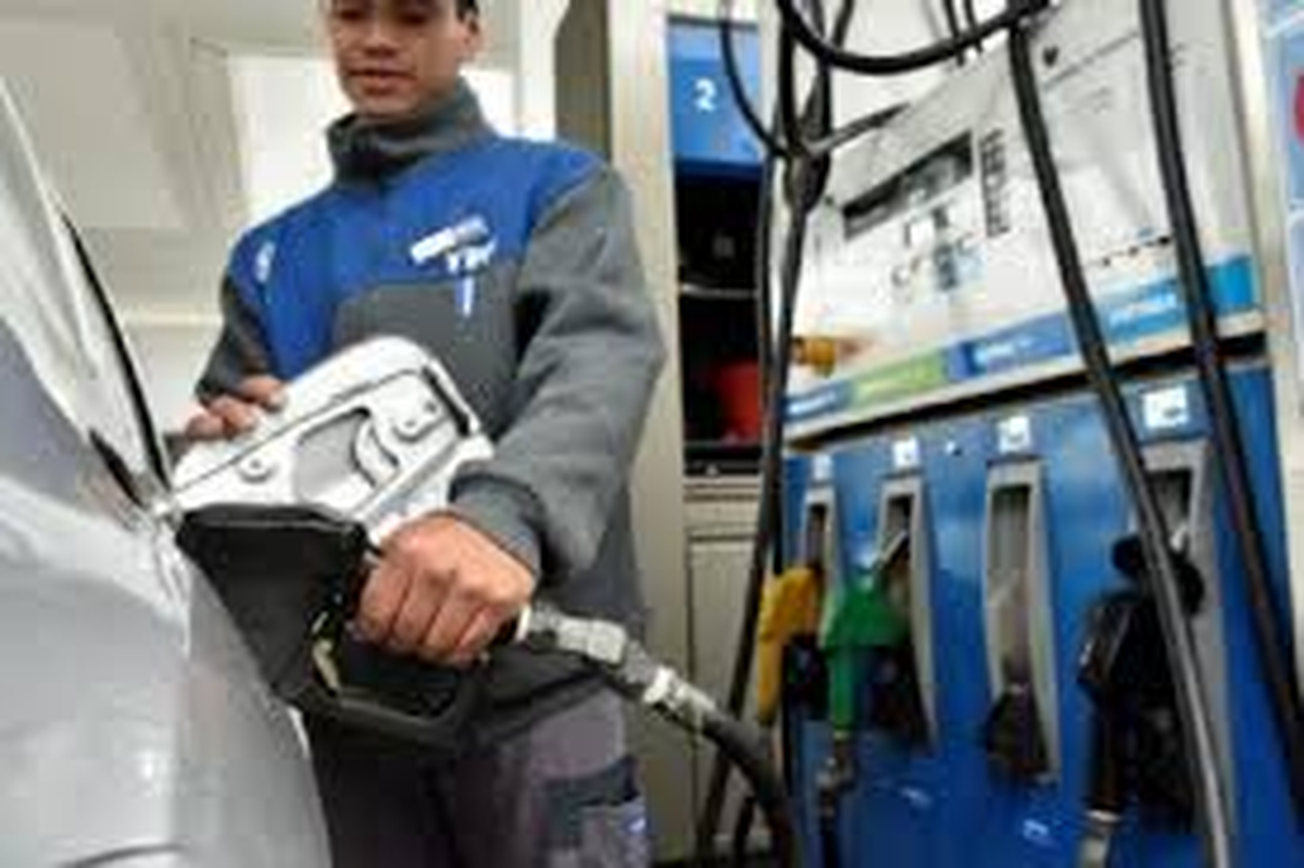 En algunos países, la costumbre de quedarse dentro del auto al cargar nafta está más arraigada que en otros, lo que puede influir en las preferencias individuales.