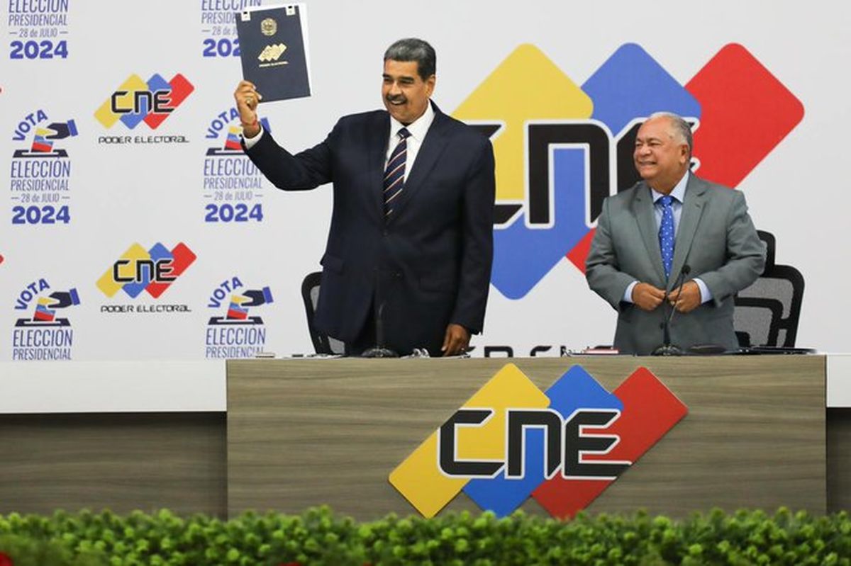 El CNE proclamó a Maduro como presidente reelecto. El CNE proclamó a Maduro como presidente reelecto.