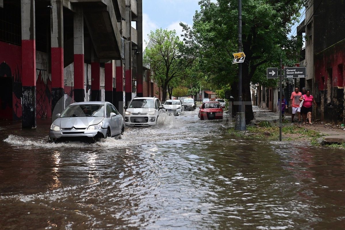 El agua provocó el anegamiento en varias calles de la ciudad de Santa Fe. El agua provocó el anegamiento en varias calles de la ciudad de Santa Fe.