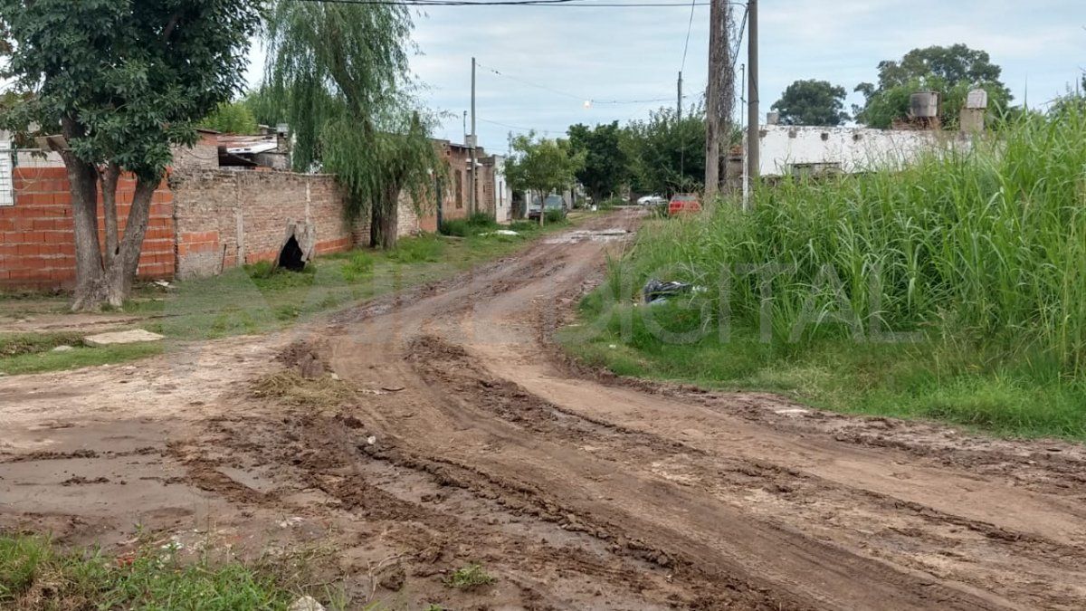 Las calles del barrio están marcadas y algunas de ellas inundada.