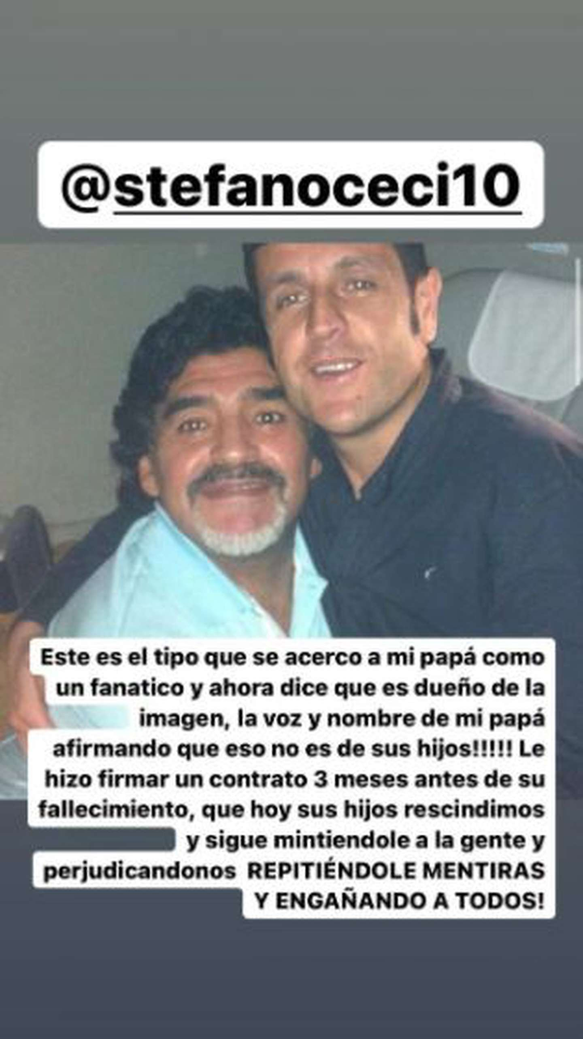 El Diez abrazado a Celci