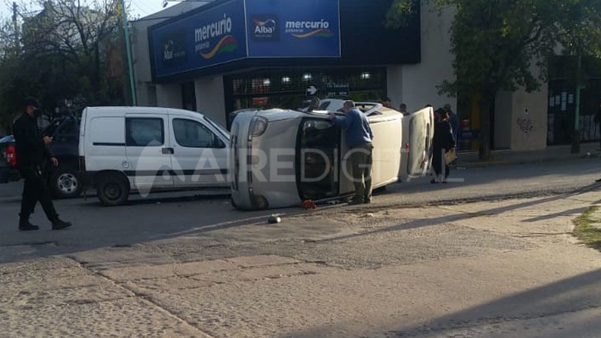 Un auto y un utilitario chocaron en la esquina de Obispo Gelabert y Centenario en Santo Tomé.&nbsp;